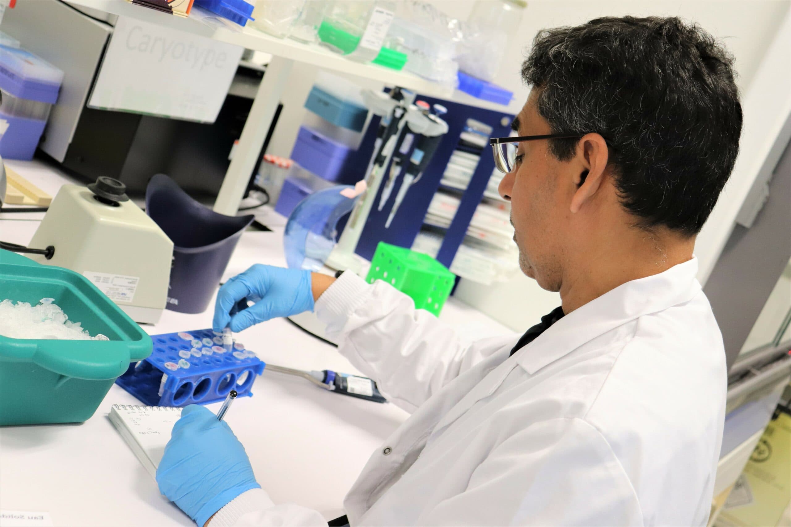 Chercheur travaillant en laboratoire sur les maladies de la vue
